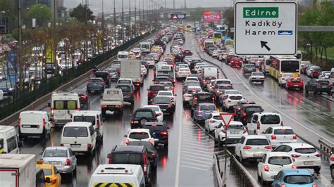 İ­s­t­a­n­b­u­l­­d­a­ ­t­r­a­f­i­k­ ­k­i­l­i­t­l­e­n­d­i­
